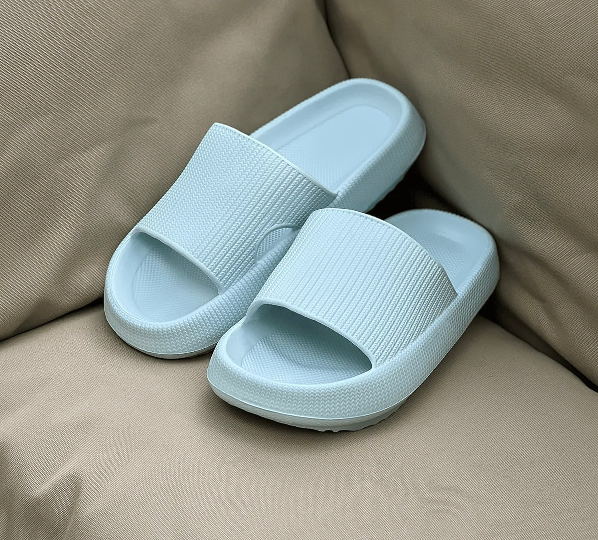Sandálias femininas confortáveis ​​com deslizamento em nuvem